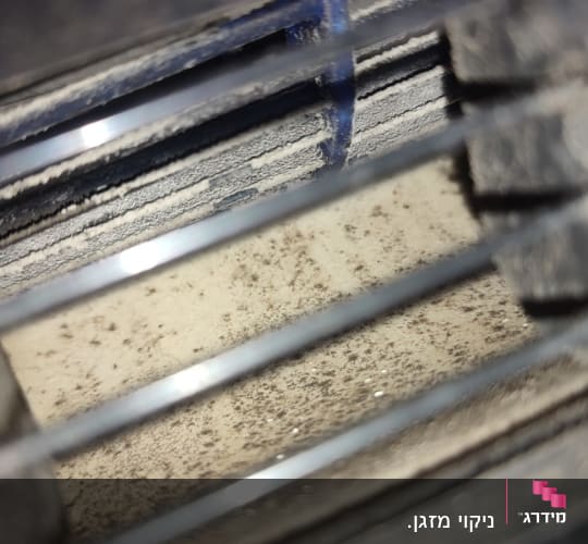 תמונה של חלק פנימי של מזגן עם לכלוך ואבק